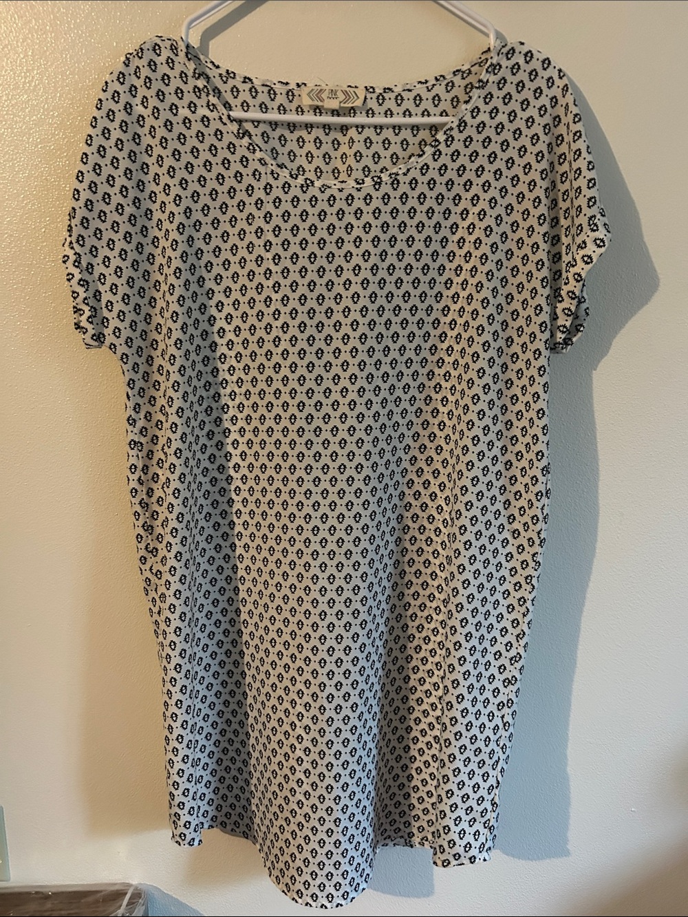 Vintage Pink Rose L Black and White Geometric Diamond Cap Sleeve Tunic Top